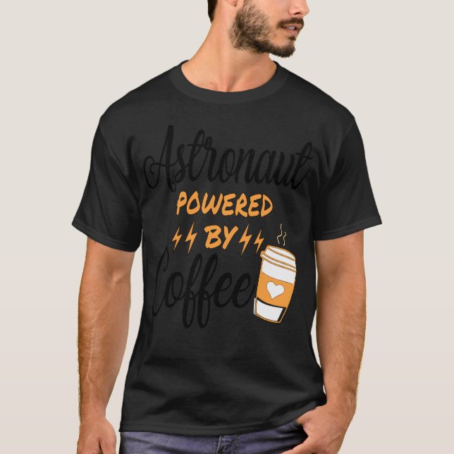 Camiseta Astronauta Alimentada Pelo Café (Frente)