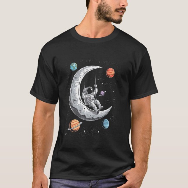 Camiseta Astronauta Balançando no Espaço da Lua Piada Engra (Frente)