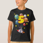 Camiseta Astronauta Boy 5 Birthday Oferece Crianças De 5 An<br><div class="desc">Camisa de festa de bastidores de 6 anos para meninos e meninas, crianças. Presente perfeito de aniversário para um garoto de 6 anos que ama planetas, espaço, astronautas, foguetes, exploração espacial e astronomia. para sua Sexta festa de aniversário ou jardim de infância.Ideia ideal de presente para o 6 aniversário para...</div>