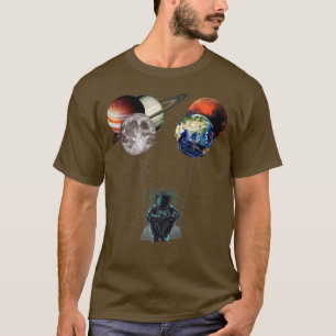 Camiseta Astronauta com Balões de Planeta Balançando no Esp
