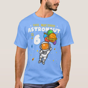 Camiseta astronauta com planetas em mão de 6 anos