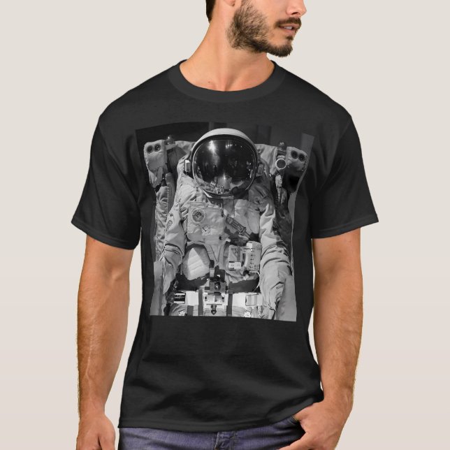 Camiseta Astronauta da Terra do Espaço Negro e Branco (Frente)