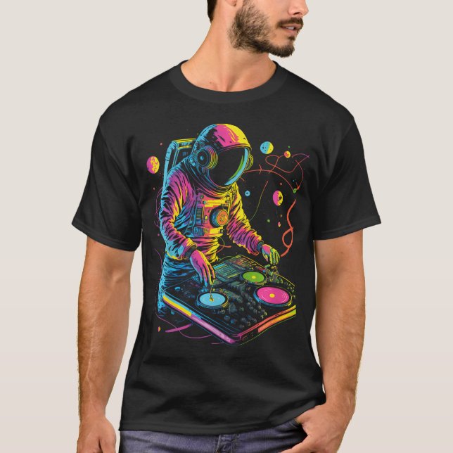 Camiseta Astronauta Dj Djing No Espaço Edm Gráfico Legal (Frente)