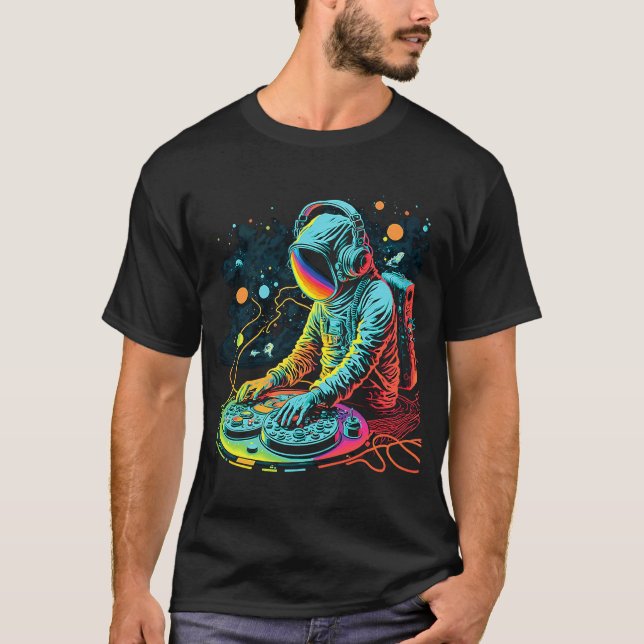 Camiseta Astronauta DJ Tocando Turntables no Espaço EDM leg (Frente)