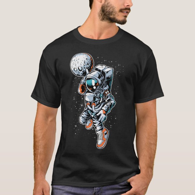 Camiseta Astronauta Dunking Moon Engraçado Arte de Basquete (Frente)