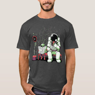 Camiseta Astronauta em um barramento pára de ler o jornal e