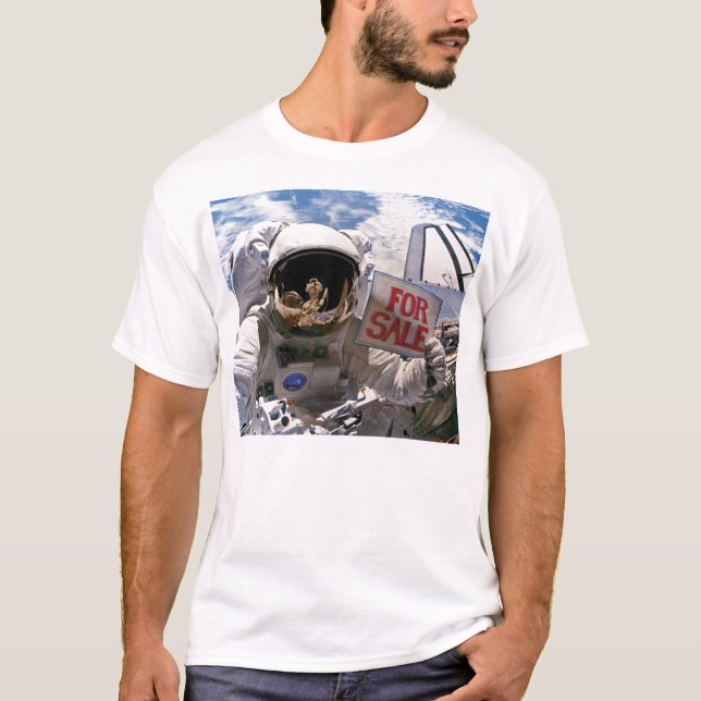 Camiseta Astronauta Engraçado - Satélites à Venda (Frente)