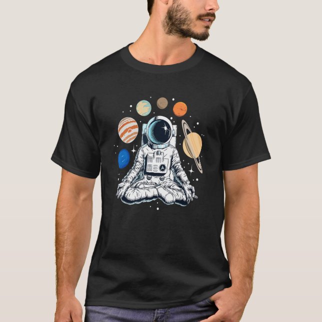 Camiseta Astronauta Espacial Faz Malabarismo com Planetas d (Frente)