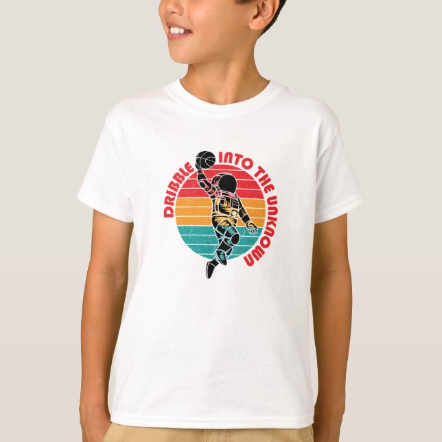 Camiseta Astronauta Espacial Jogando Basquete e Faixa de Co (Frente)