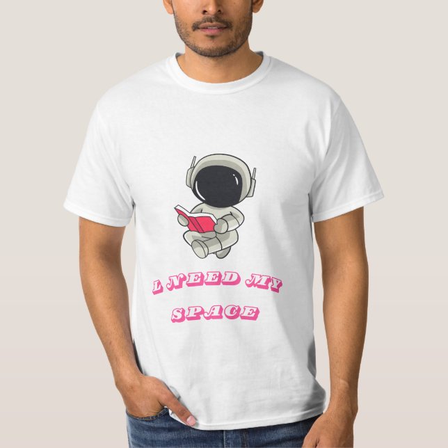 Camiseta Astronauta Fofo Lendo – Eu Preciso do Meu Espaço E (Frente)