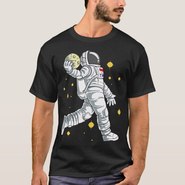 Camiseta Astronauta Jogando Basquete Com A Lua. (Frente)