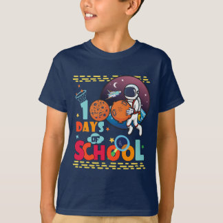 Camiseta Astronauta Jogando Basquete no Espaço da Escola