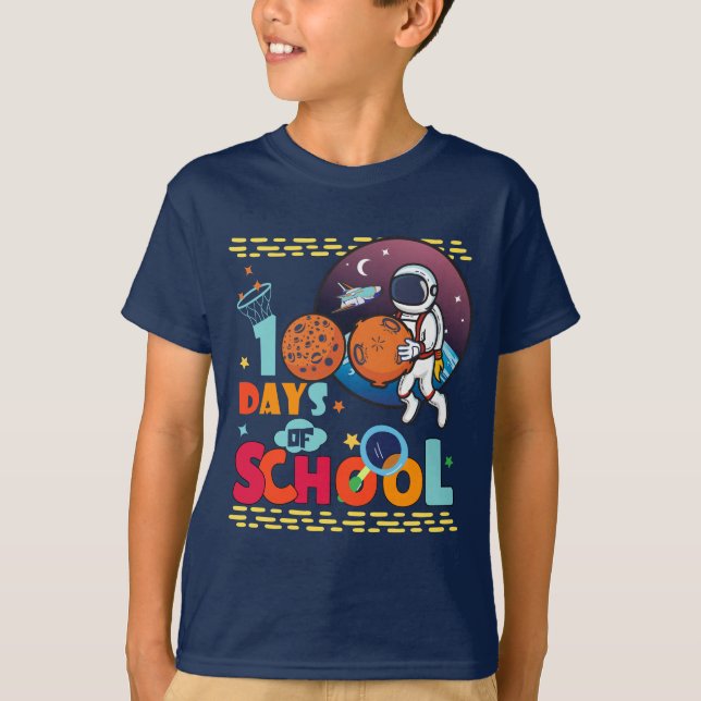 Camiseta Astronauta Jogando Basquete no Espaço da Escola (Frente)