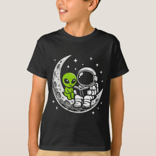 Camiseta Astronauta lendo livro alienígena lua espaço