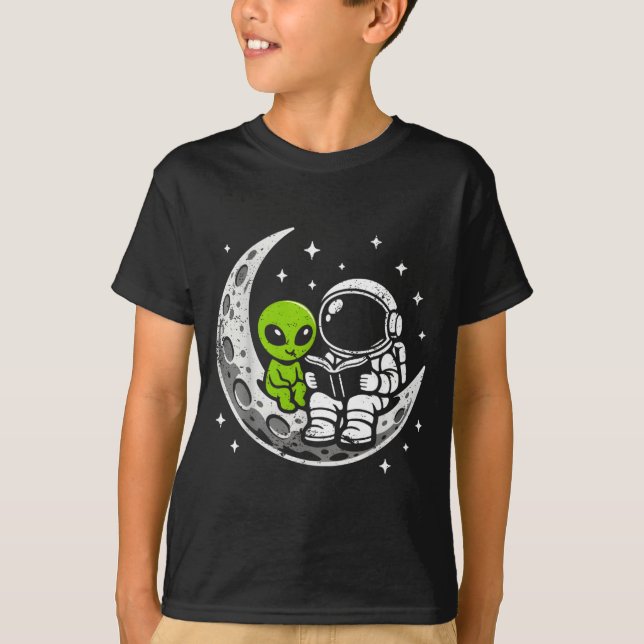 Camiseta Astronauta lendo livro alienígena lua espaço  (Frente)