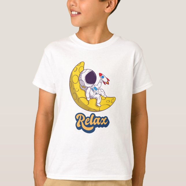 Camiseta Astronauta Mentindo e Relaxando no Design da Lua (Frente)