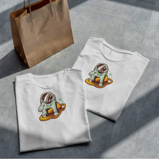 Camiseta Astronauta No Espaço De Saturno (Criador carregado)