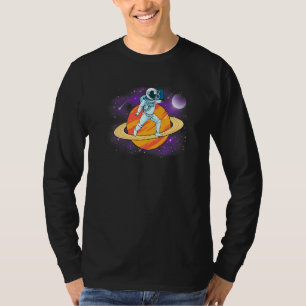 Camiseta Astronauta No Espaço No Planeta Saturno Ouvindo O