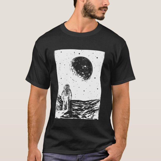 Camiseta Astronauta olhando para a Lua Espaço e Galáxia Exp (Frente)