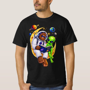 Camiseta Astronauta Pé Grande Lendo Livro para Alien na Lua