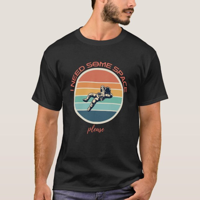 Camiseta astronauta retrô eu preciso de um pouco de espaço (Frente)