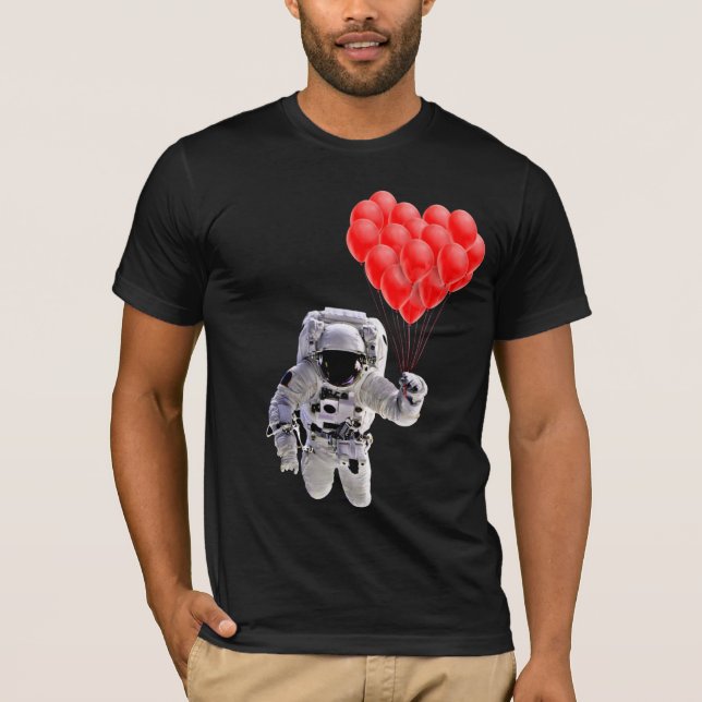 Camiseta Astronauta segurando balões cardíacos T-Shirt (Frente)
