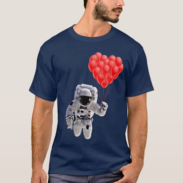 Camiseta Astronauta segurando balões cardíacos T-Shirt (Frente)
