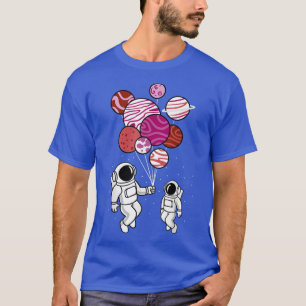 Camiseta Astronauta Segurando Balões de Planeta Lésbicas