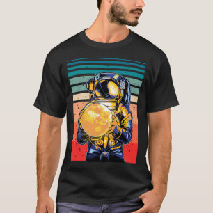 Camiseta Astronauta segurando Lua Retro Cósmico