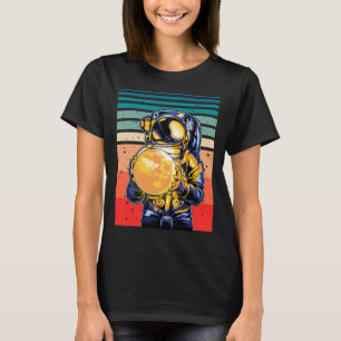 Camiseta Astronauta segurando Lua Retro Cósmico