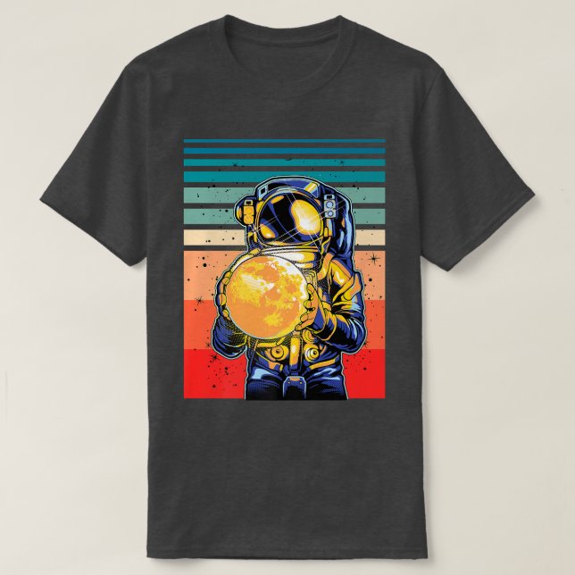Camiseta Astronauta segurando Lua Retro Cósmico Premium T-S (Frente do Design)