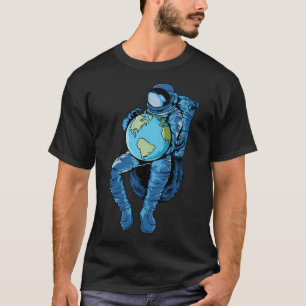 Camiseta Astronauta segurando planeta Terra