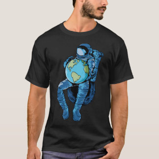 Camiseta Astronauta segurando planeta Terra
