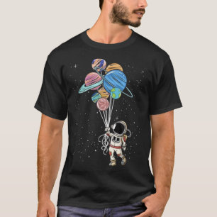 Camiseta Astronauta Segurando Planetas e Balões