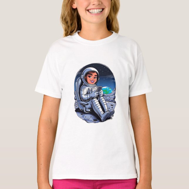 Camiseta Astronauta sentado na lua rolando em um telefone (Frente)