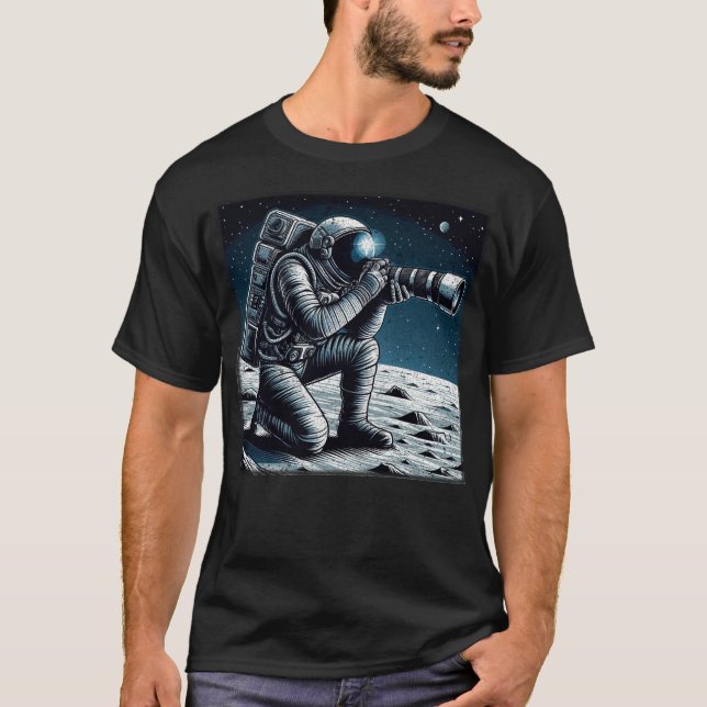 Camiseta Astronauta tirando fotos na lua (Frente)