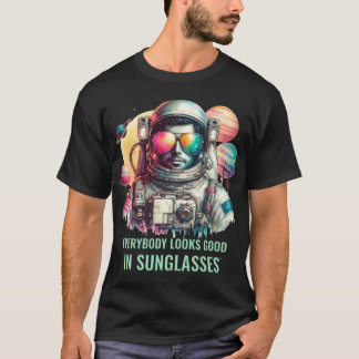 Camiseta Astronauta Whimsical em Óculos de Sol - Espaço
