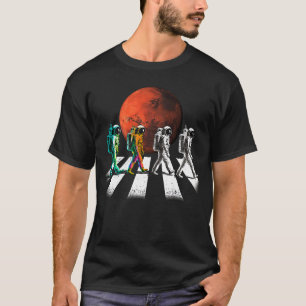 Camiseta Astronautas Caminhando na Faixa de Pedestres no Es
