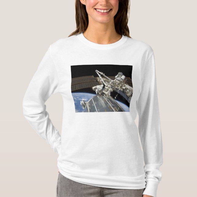 Camiseta Astronautas executam uma série de tarefas (Frente)
