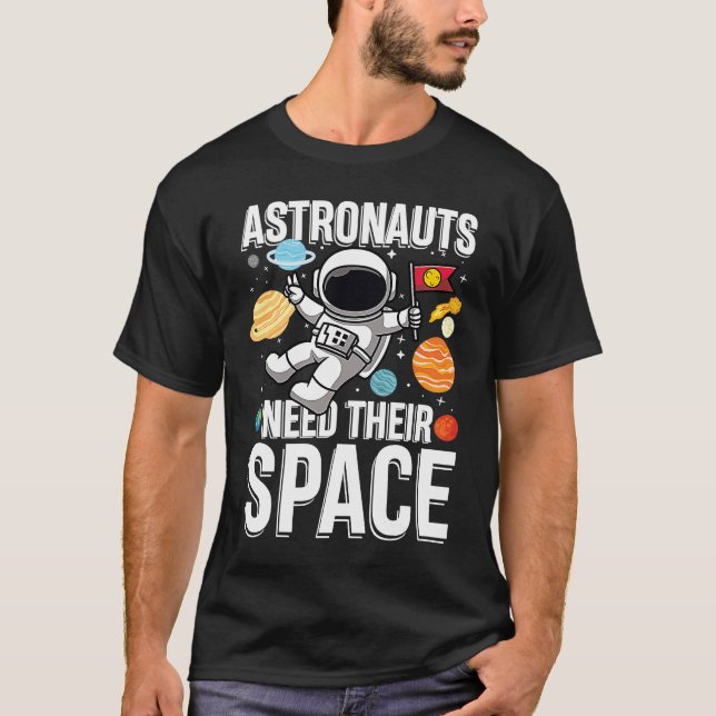 Camiseta Astronuat Precisa De Seu Espaço (Frente)