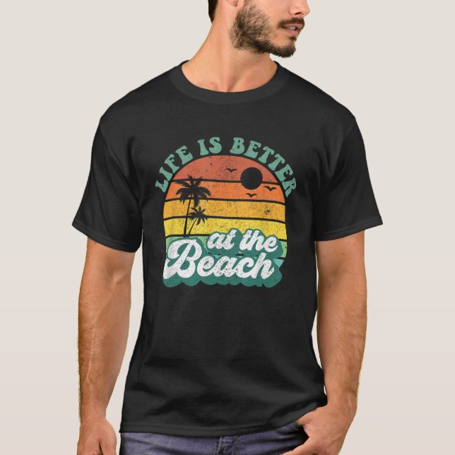 Camiseta At The Beach Tropical Retro Sunset Palm Trees (Frente)