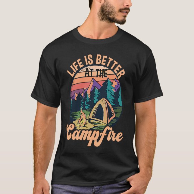 Camiseta At The Campfire Camping (Frente)