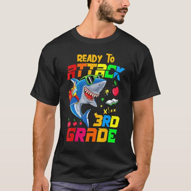 Camiseta Atacando O Estudante Da 3ª Série De Volta Para Sch (Frente)