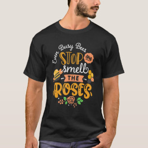 Camiseta até abelhas ocupadas param e cheiram as rosas
