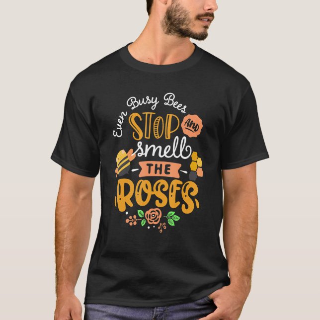 Camiseta até abelhas ocupadas param e cheiram as rosas (Frente)