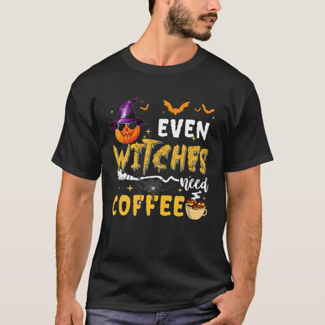 Camiseta Até As Bruxas Precisam De Café Spooky Pumpkin Witc (Frente)