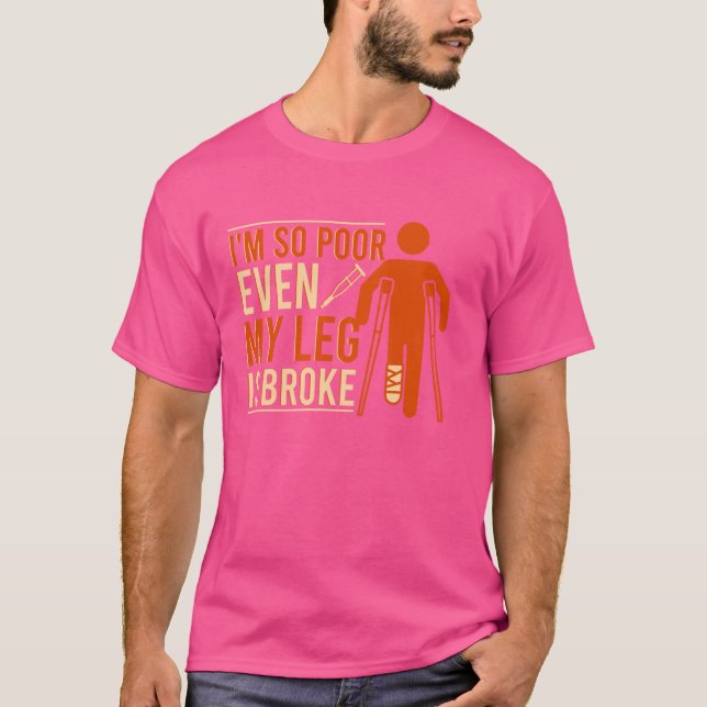 Camiseta Até Minha Perna Está Quebrada Perna Quebrada Fica  (Frente)