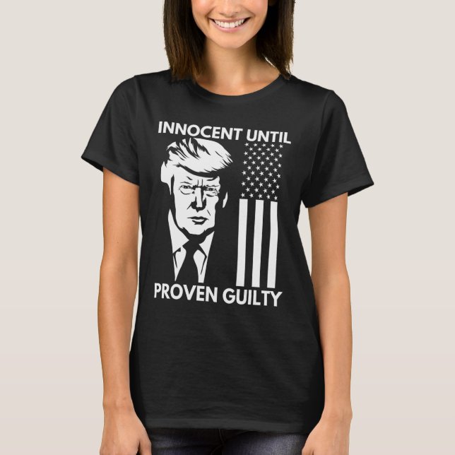 Camiseta Até Proven Guilty Trump Mugshot 2024 Bandeira Dos  (Frente)