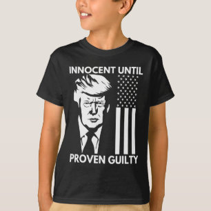 Camiseta Até Proven Guilty Trump Mugshot 2024 Bandeira Dos
