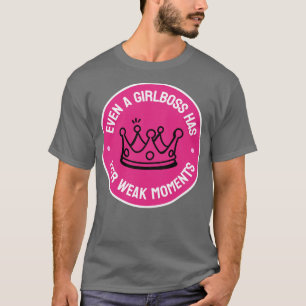 Camiseta Até Uma Menina Tem Seus Momentos Fracos Uma Menina